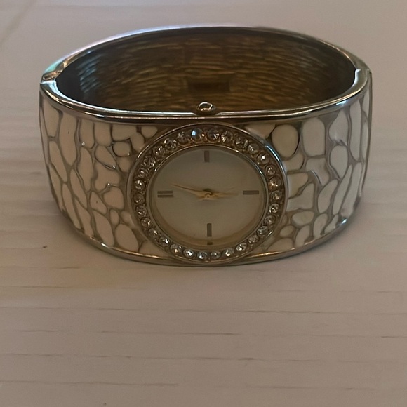 🍀5/$25🍀 cuff watch needs battery - Picture 1 of 5